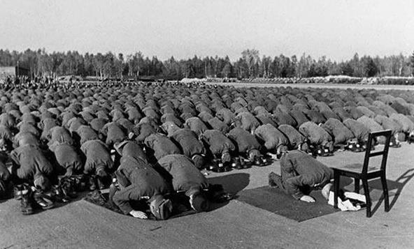 برگی از تاریخ/ لشکر آلمان نازی در حال اقامه نماز!