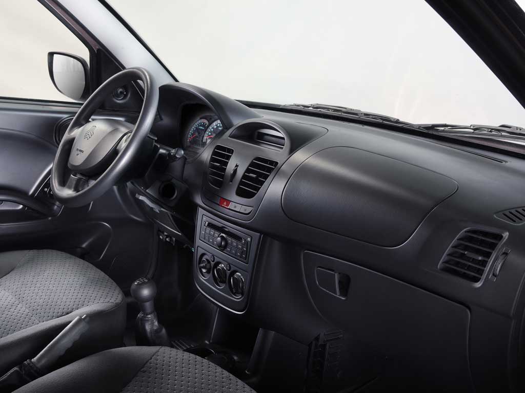 مقایسهٔ «سایپا ساینا» با «پژو 405 SLX»