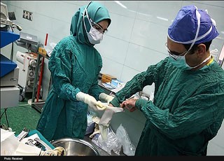 اولین عمل پیوند سلولهای بنیادی قرنیه چشم در اصفهان انجام شد