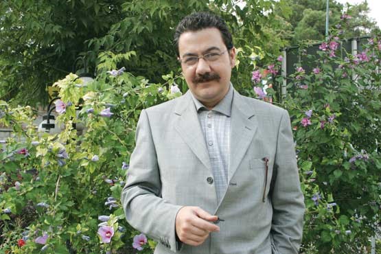 رضا حسین‌زاده: گویندگان خبر «تیک» می‌گیرند