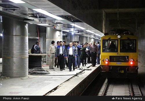 قطار شهری شیراز در ایستگاه بی پولی