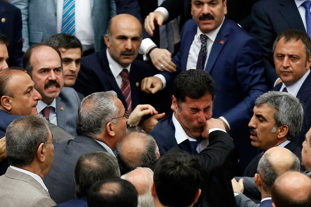 بزن بزن در پارلمان ترکیه به خاطر قانون!