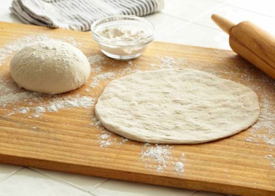 غذاي ملل/ تهيه خمير پيتزا به سبک ترکي