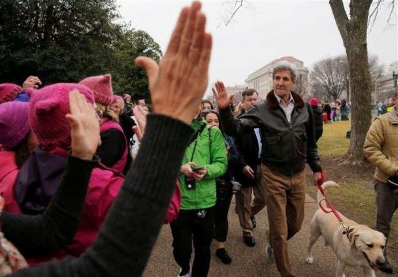 جان کری با سگش در تظاهرات ضدترامپ شرکت کرد