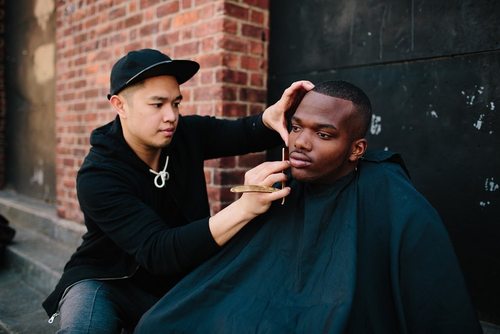 4گوشه دنیا/ آرایشگری که موی بی خانمان ها را مجانی کوتاه می کند