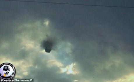پرواز بشقاب پرنده مکعبی در آسمان تگزاس