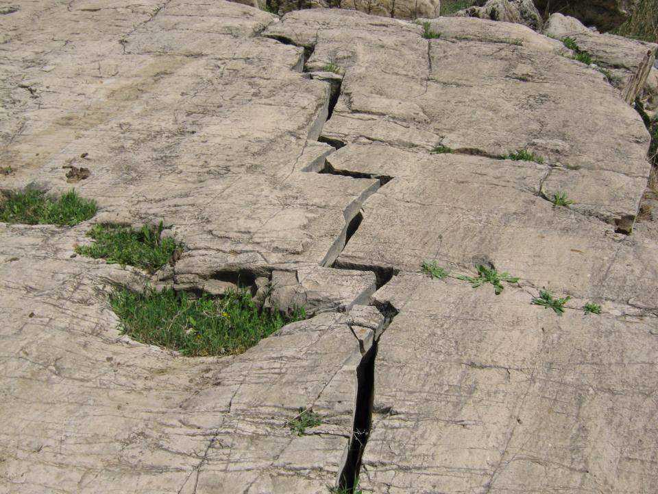علت وقوع زلزله چیست؟
