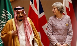 نشان افتخار آل سعود بر سینه خانم نخست وزیر