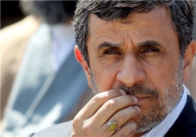 افرادی که احمدی نژاد را حمایت کردند، او را تلویحا مهره انگلیس می نامند!