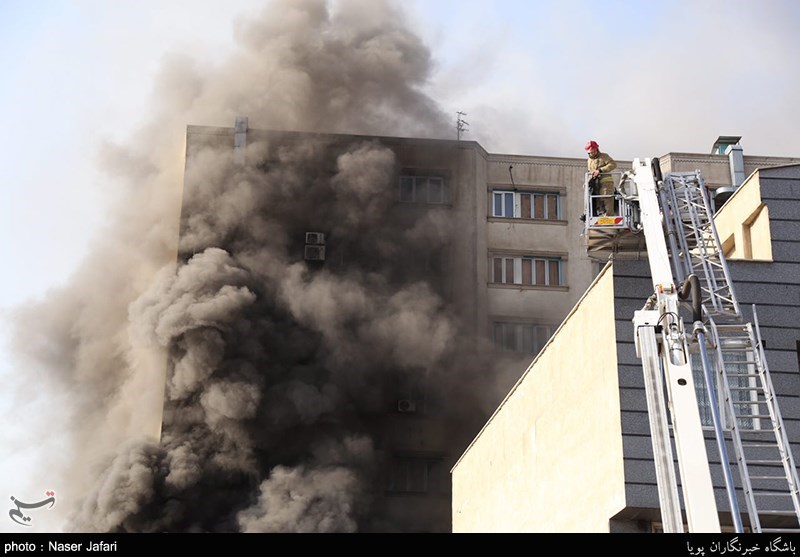 عکس/ حریق در طبقه سوم پاساژ مهستان در میدان انقلاب تهران