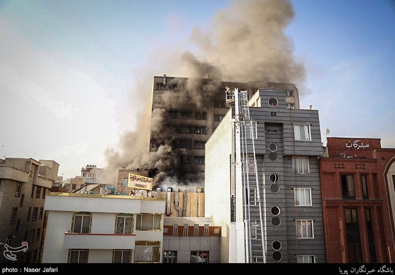 عکس/ حریق در طبقه سوم پاساژ مهستان در میدان انقلاب تهران