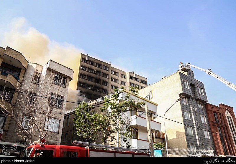 عکس/ حریق در طبقه سوم پاساژ مهستان در میدان انقلاب تهران