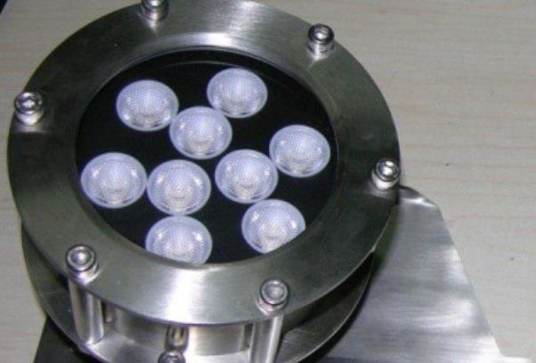 تولید انواع چراغ‌های LED زیرآبی و دفنی