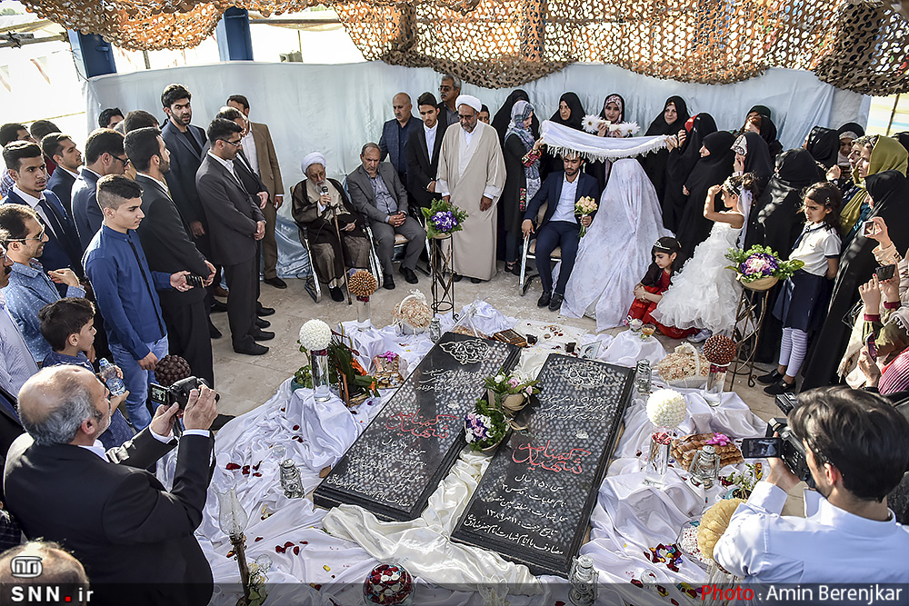 جشن ازدواج زوج دانشجو در جوار مزار شهدای گمنام شیراز