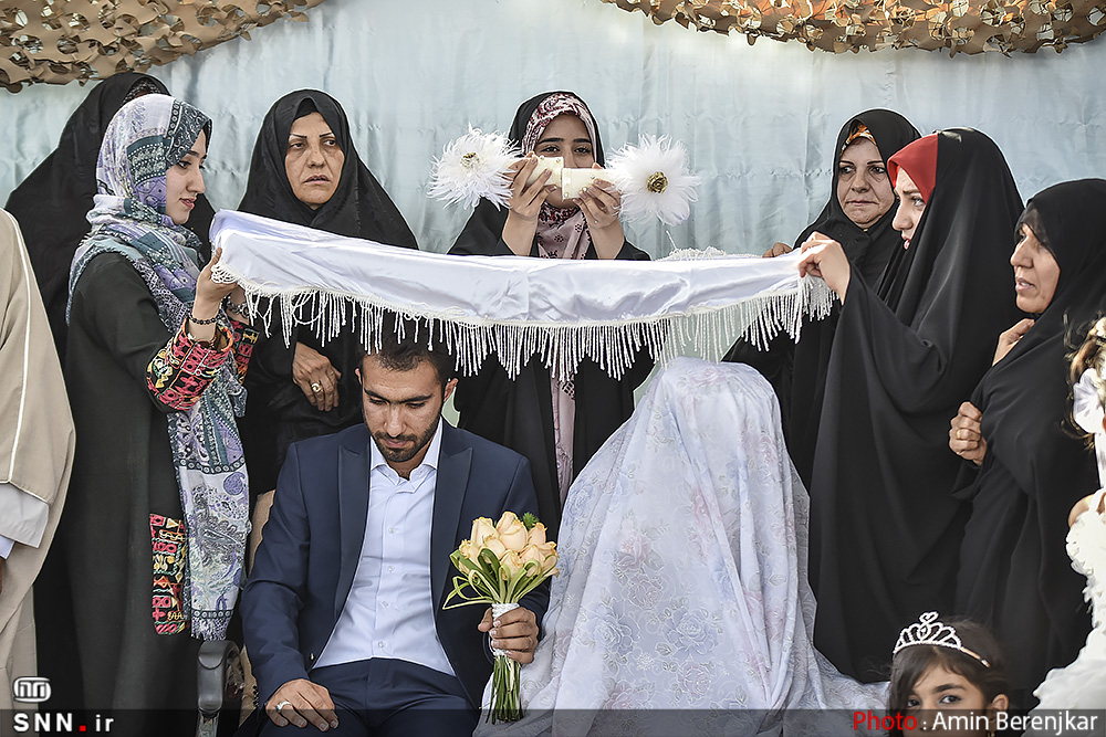 جشن ازدواج زوج دانشجو در جوار مزار شهدای گمنام شیراز