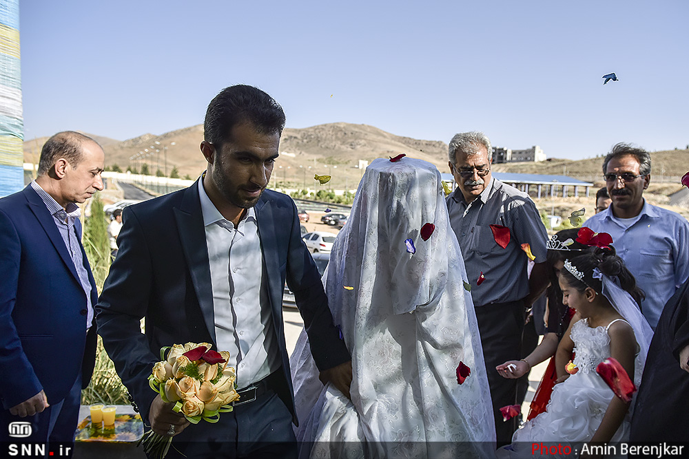 جشن ازدواج زوج دانشجو در جوار مزار شهدای گمنام شیراز