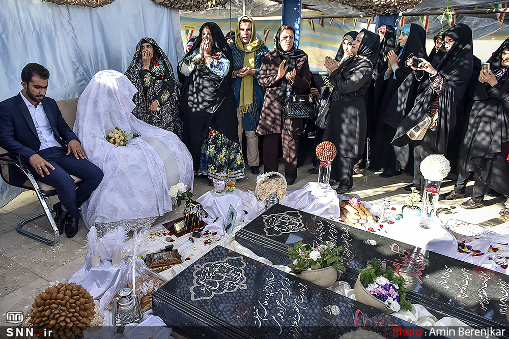 جشن ازدواج زوج دانشجو در جوار مزار شهدای گمنام شیراز