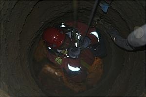 نجات دو کارگر جوان از عمق چاه