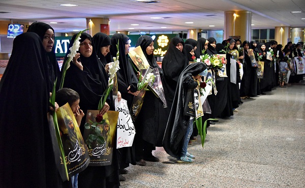 عکس/ استقبال مردم مشهد از خانواده شهید حججی در فرودگاه