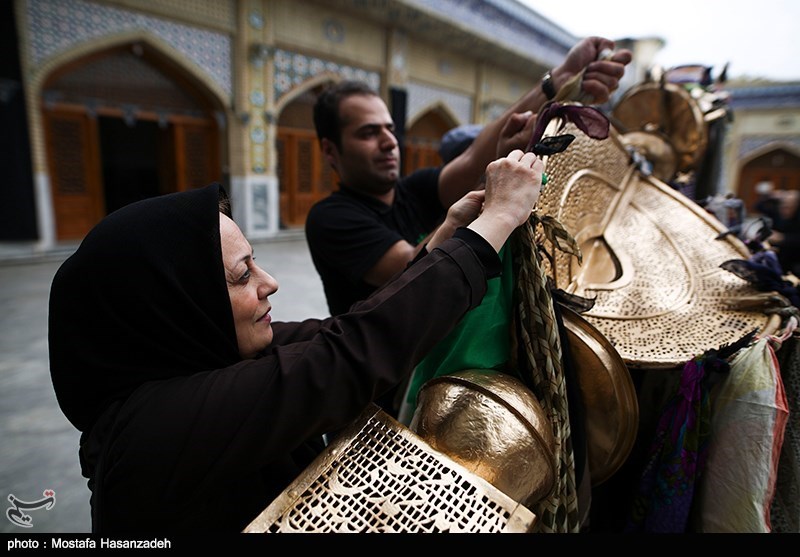 عکس/ آیین سنتی طوق بندان در محلات قدیمی گرگان