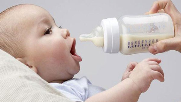فواید تغذیه با شیر مادر برای دندان‌های کودک