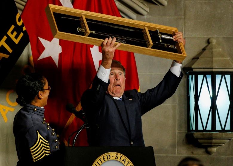 واکنش عجیب جرج بوش پس از تقدیر با شمشیر!