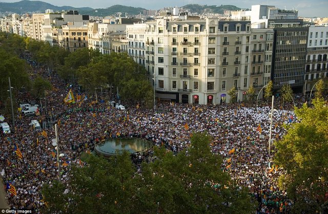 تظاهرات ۴۵۰ هزار نفری در بارسلونا برای دفاع از استقلال