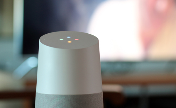 بلندگوی هوشمند Google Home با صفحه‌نمایش عرضه خواهد شد 