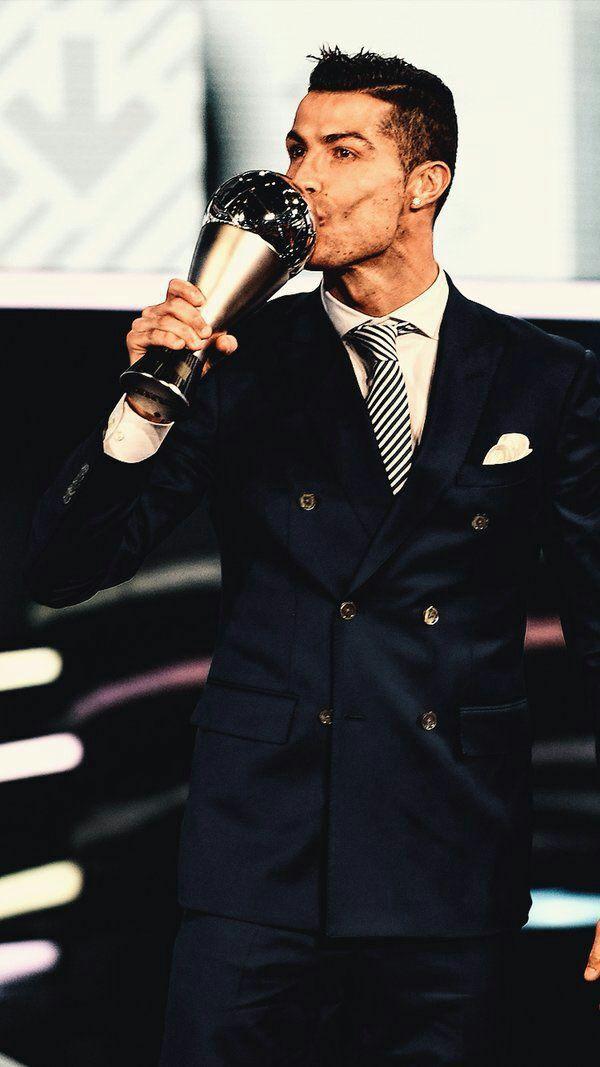 بوسه رونالدو بر جایزه بهترین بازیکن سال فیفا