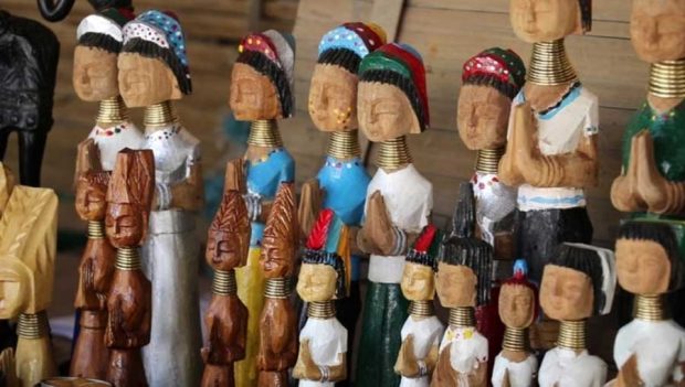 دلیل عجیب گردن های بلند زنان این روستا