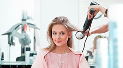 ترفندهای سشوار کشیدن مو به سبک آرایشگران حرفه ای
