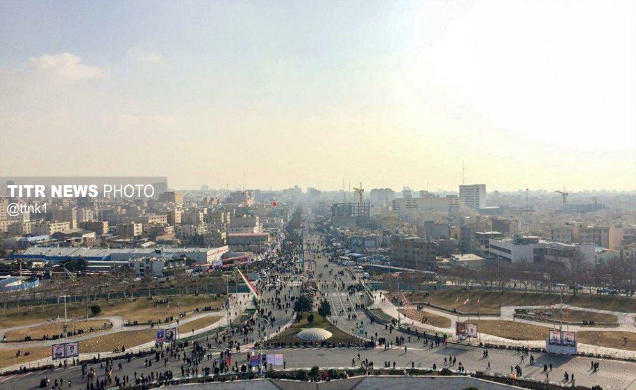 نمای بالای برج آزادی از آغاز راهپیمایی پرشکوه ۲۲ بهمن