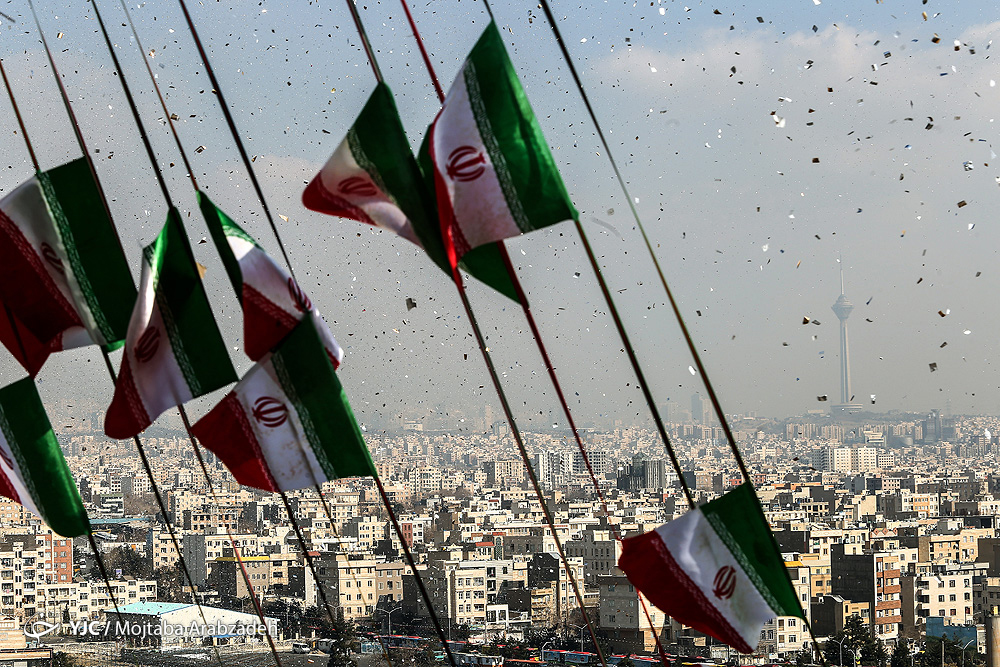 نمای بالای برج آزادی از آغاز راهپیمایی پرشکوه ۲۲ بهمن