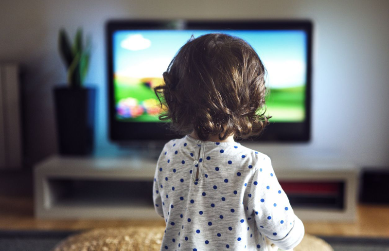 عوارض تماشای بیش از حد تلویزیون توسط کودکان