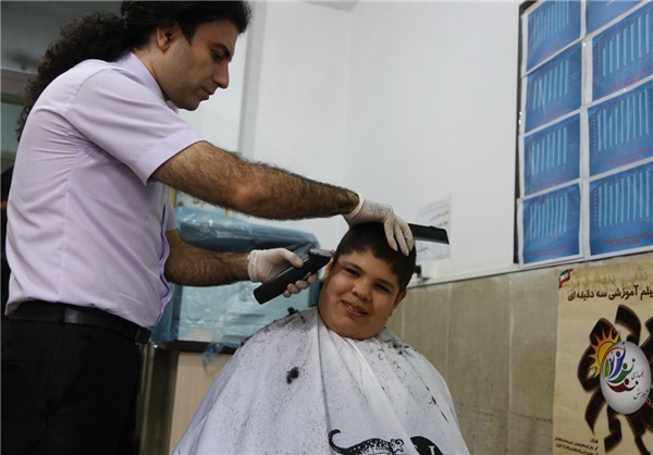 عکس/ آقای دست قیچی مهربان