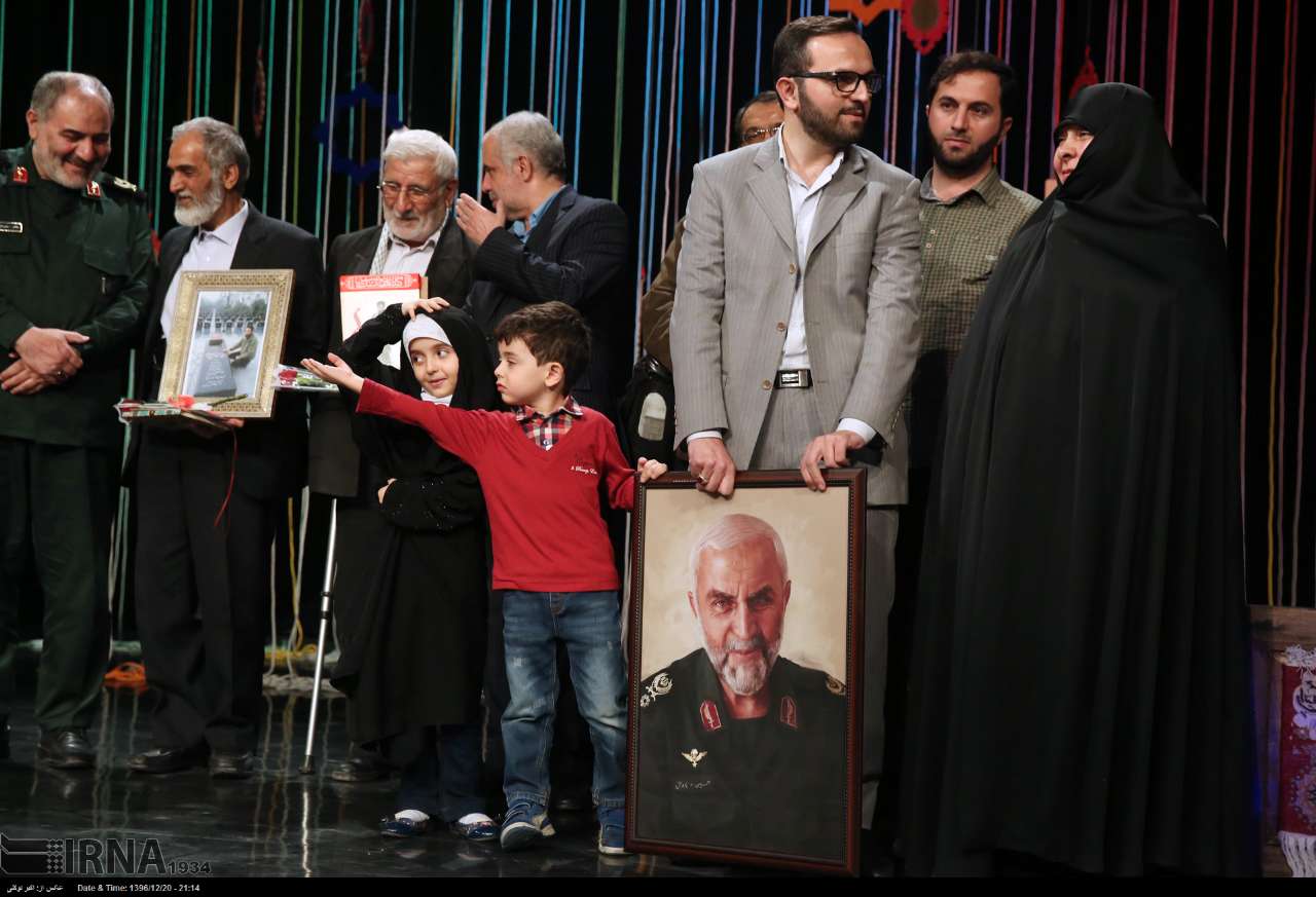 عکس/ قاب عکس سردار شهید همدانی در دستان نوه هایش