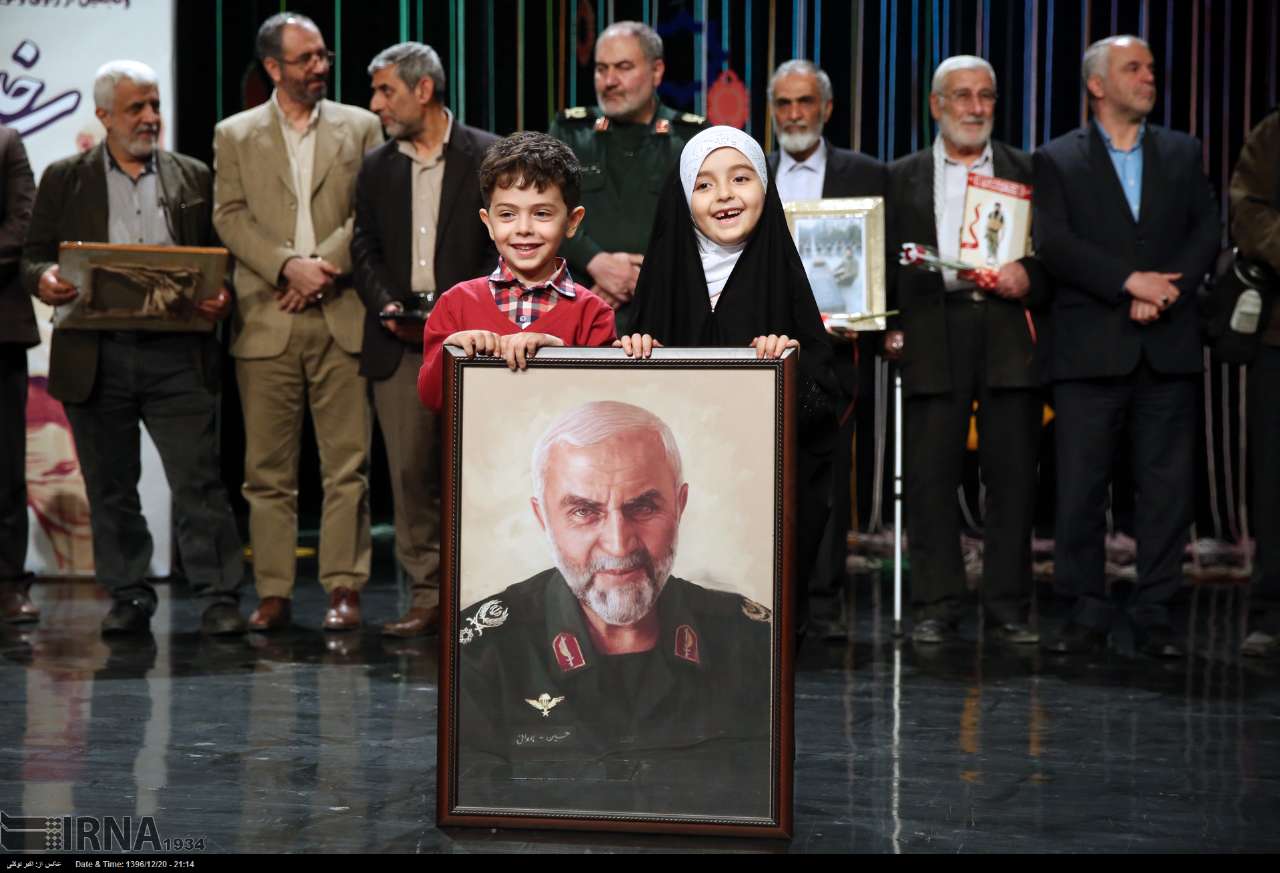 عکس/ قاب عکس سردار شهید همدانی در دستان نوه هایش