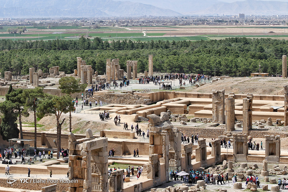 عکس/ حضور گردشگران نوروزی در تخت جمشید