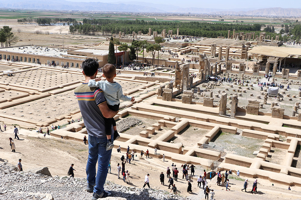 عکس/ حضور گردشگران نوروزی در تخت جمشید