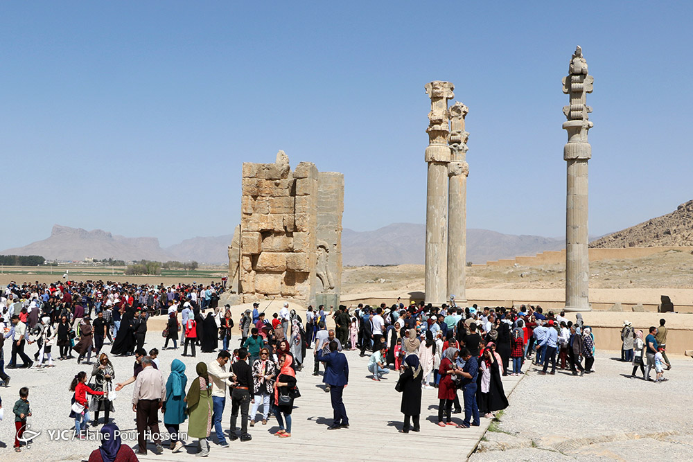 عکس/ حضور گردشگران نوروزی در تخت جمشید