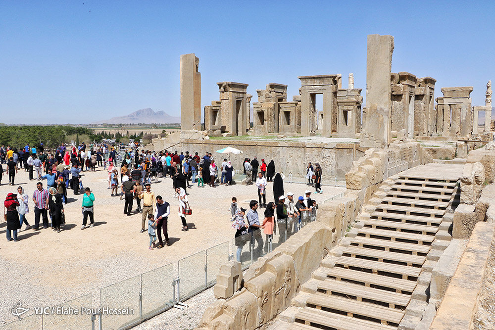 عکس/ حضور گردشگران نوروزی در تخت جمشید