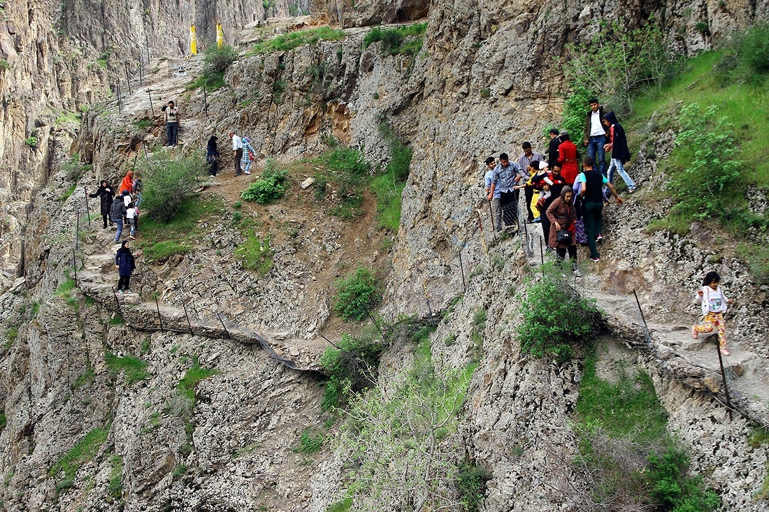 تصویر: هیجان در پل معلق پیرتقی