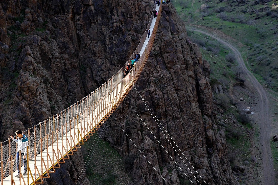 تصویر: هیجان در پل معلق پیرتقی