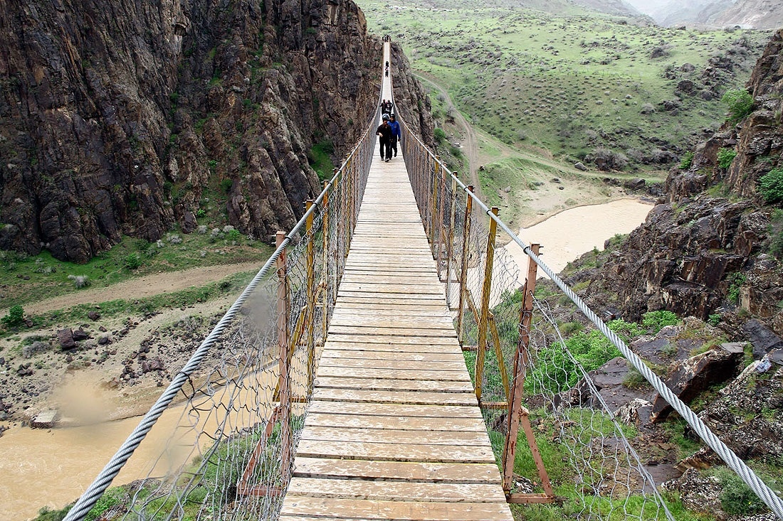 تصویر: هیجان در پل معلق پیرتقی