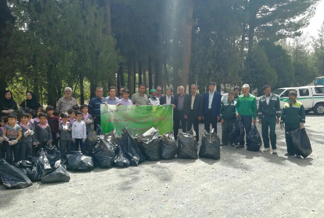 جمع آوری 300 کیلوگرم زباله از پارک جنگلی بیرجند