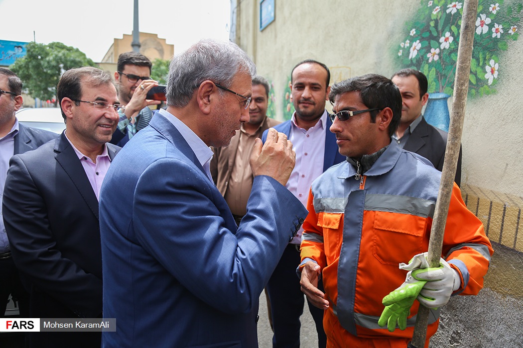 عکس/ ملون خوردن وزیر کار پشت وانت پیرمرد میوه فروش!