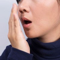 چرا با وجود دو بار در روز مسواک‌زدن، دهانتان بد بوست؟  