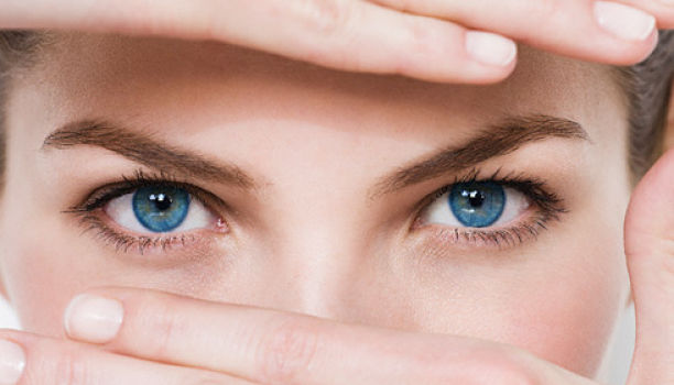 10 خطر لنز برای دختران جوان