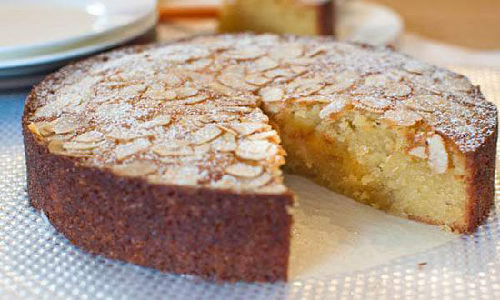 شيريني ها/ «کيک بادام» با شربت عسل، مخصوص روز جمعه