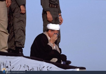 عکس/ گریه آیت الله هاشمی در مراسم تشییع پیکر امام